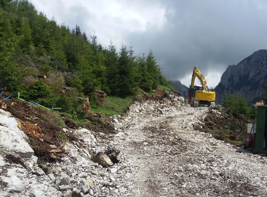 Wegebauarbeiten mit Bagger
