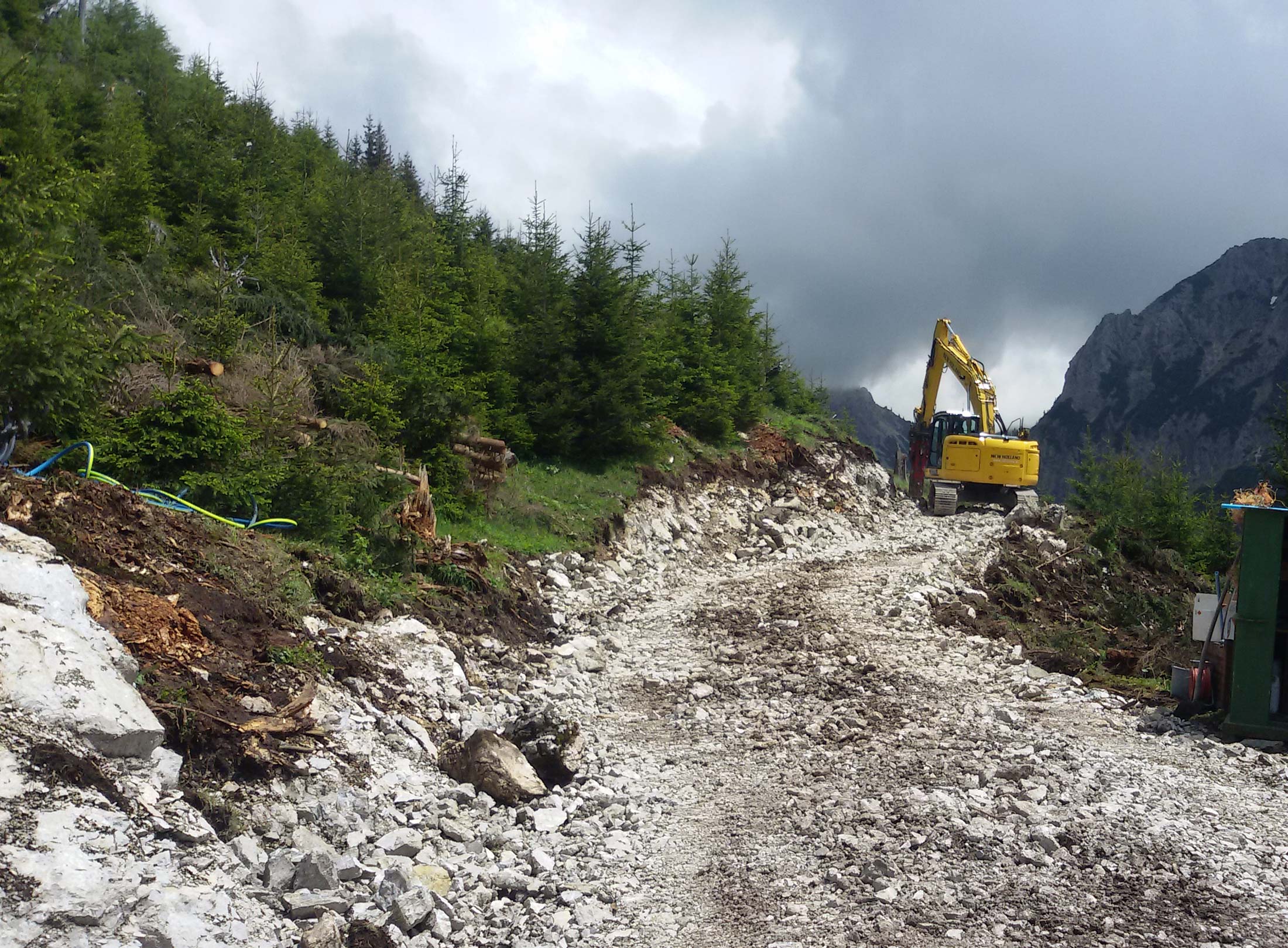 Wegebauarbeiten mit Bagger