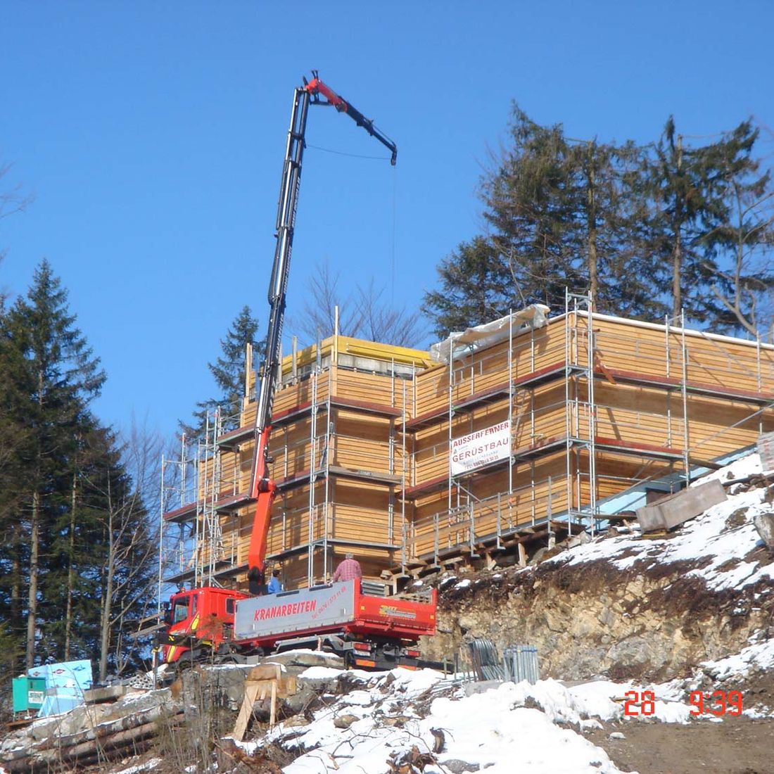 Kranarbeit bei Gerüst